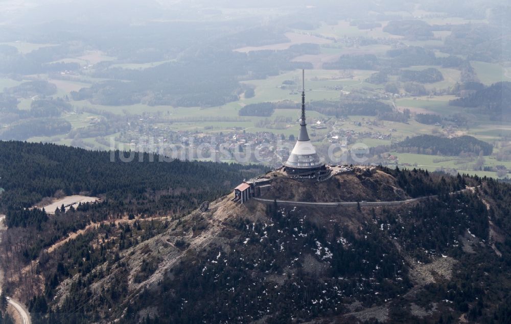 Luftbild Reichenberg - Funkturm und Sendeanlage auf der Kuppe des Bergmassives bei Liberec in Nordböhmen im vormaligen Reichenberg in der Tschechische Republik