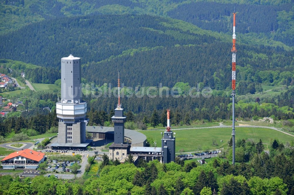 Schmitten aus der Vogelperspektive: Funkturm und Sendeanlage auf der Kuppe des Bergmassives Großer Feldberg in Schmitten im Bundesland Hessen