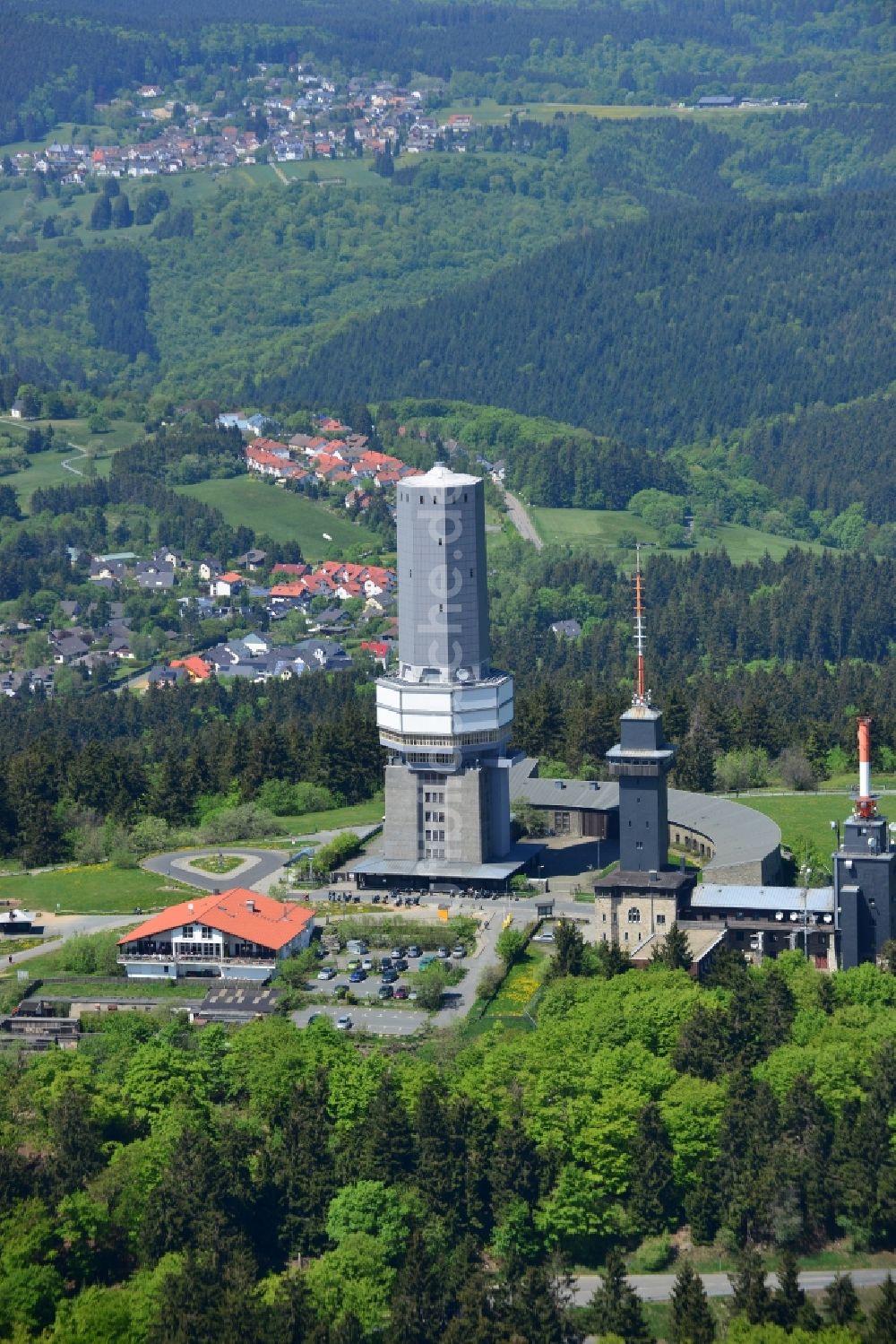 Luftbild Schmitten - Funkturm und Sendeanlage auf der Kuppe des Bergmassives Großer Feldberg in Schmitten im Bundesland Hessen