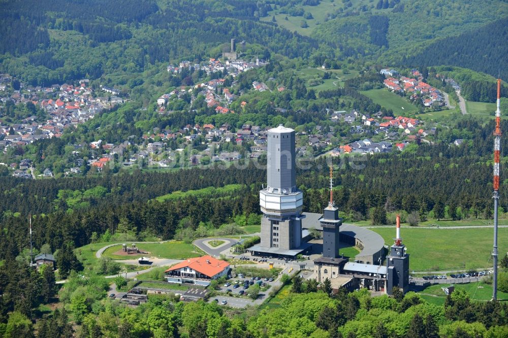 Schmitten aus der Vogelperspektive: Funkturm und Sendeanlage auf der Kuppe des Bergmassives Großer Feldberg in Schmitten im Bundesland Hessen