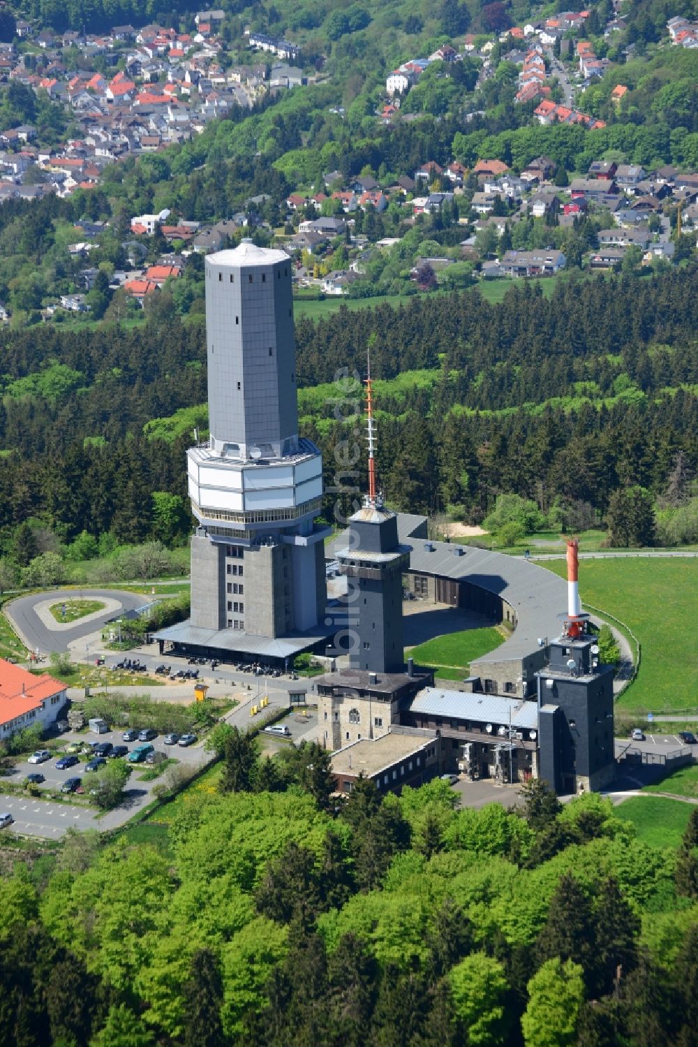 Schmitten aus der Vogelperspektive: Funkturm und Sendeanlage auf der Kuppe des Bergmassives Großer Feldberg in Schmitten im Bundesland Hessen