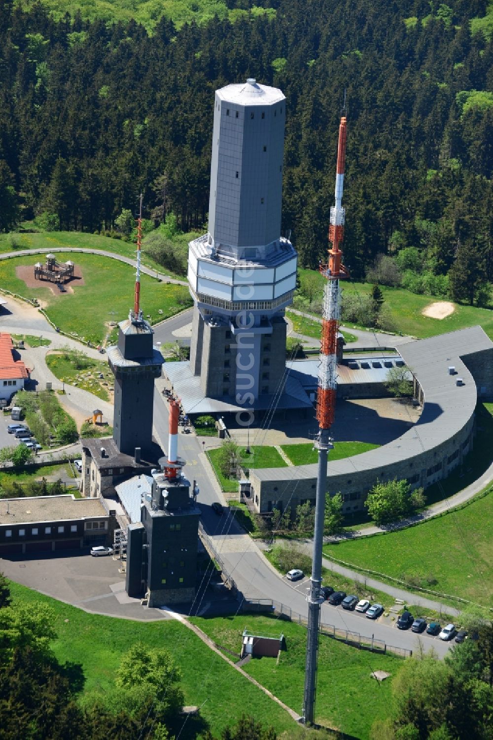 Luftaufnahme Schmitten - Funkturm und Sendeanlage auf der Kuppe des Bergmassives Großer Feldberg in Schmitten im Bundesland Hessen