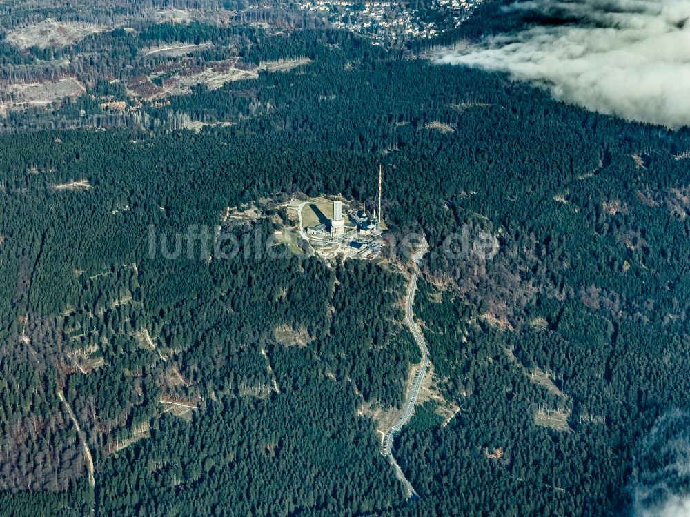 Schmitten aus der Vogelperspektive: Funkturm und Sendeanlage auf der Kuppe des Bergmassives Großer Feldberg im Taunus in Schmitten im Bundesland Hessen, Deutschland