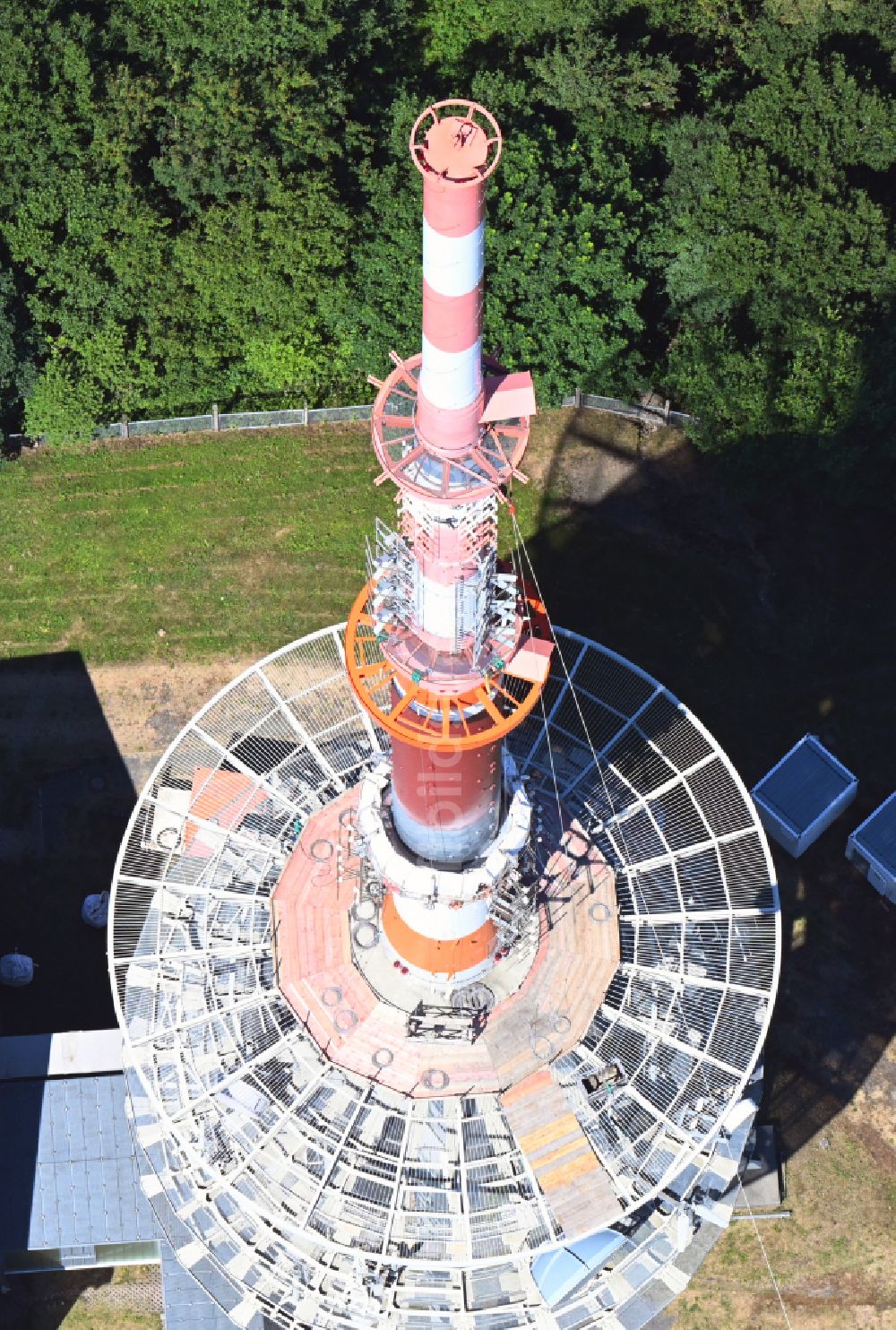 Brotterode von oben - Funkturm und Sendeanlage auf der Kuppe des Bergmassives Großer Inselsberg in Kurort Brotterode im Bundesland Thüringen, Deutschland