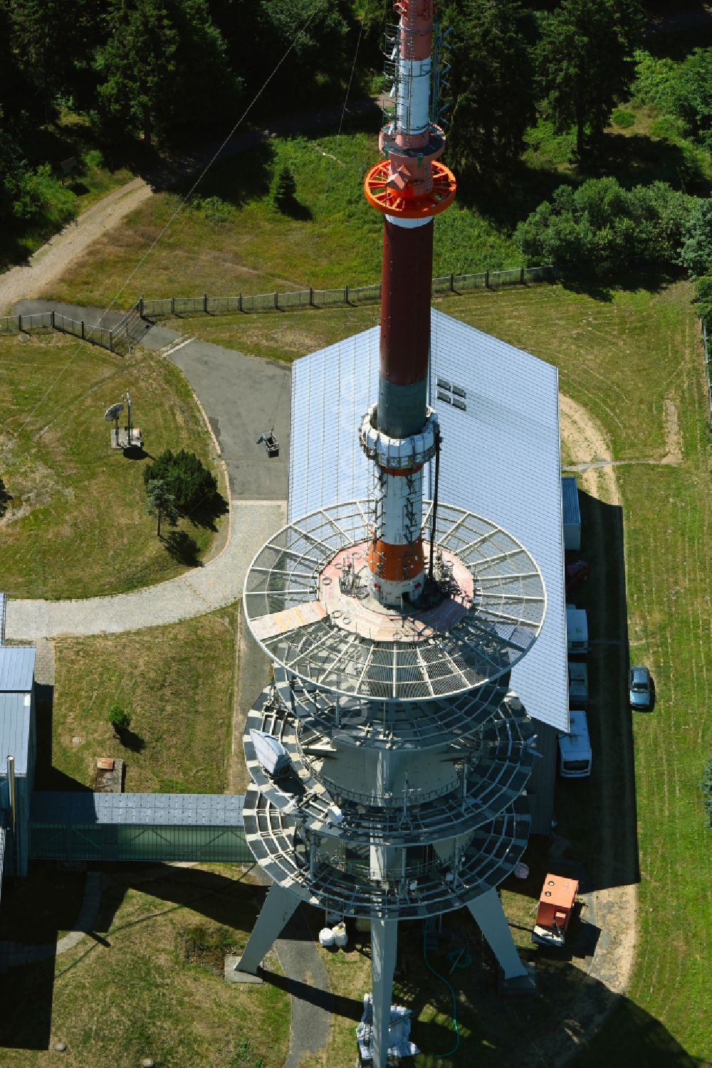 Luftaufnahme Brotterode - Funkturm und Sendeanlage auf der Kuppe des Bergmassives Großer Inselsberg in Kurort Brotterode im Bundesland Thüringen, Deutschland