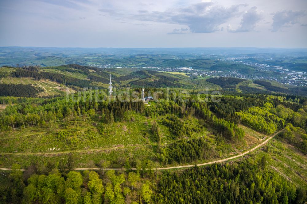 Luftaufnahme Kreuztal - Funkturm und Sendeanlage auf der Kuppe des Bergmassives Kindelsberg in Kreuztal im Bundesland Nordrhein-Westfalen