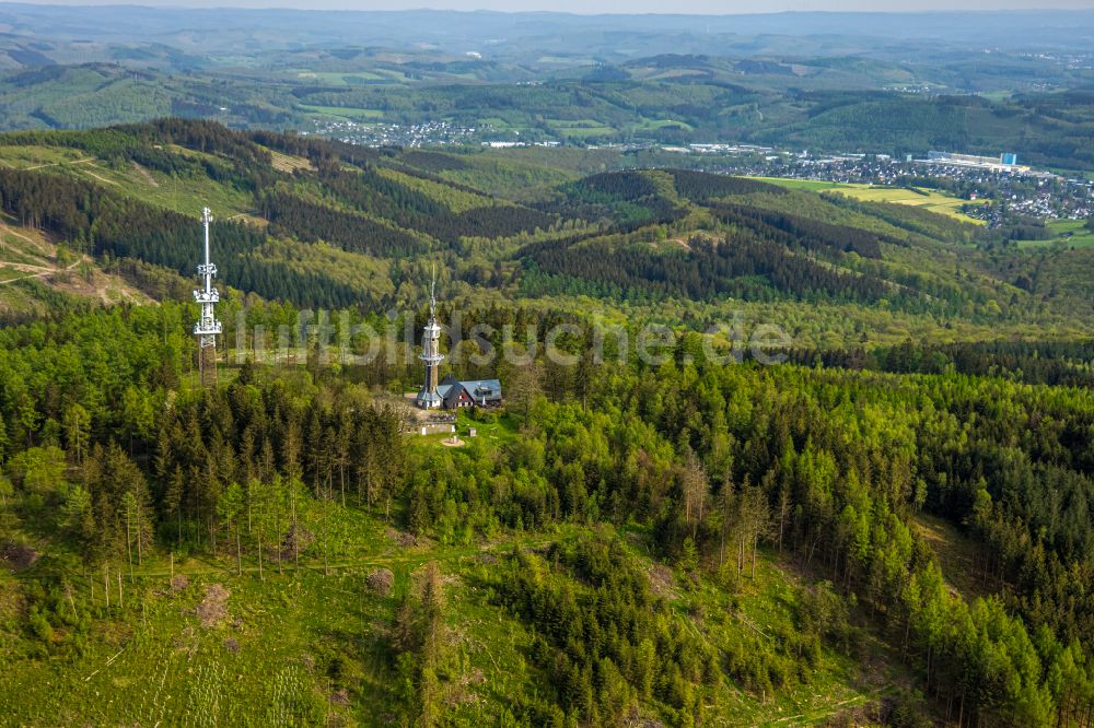 Kreuztal von oben - Funkturm und Sendeanlage auf der Kuppe des Bergmassives Kindelsberg in Kreuztal im Bundesland Nordrhein-Westfalen