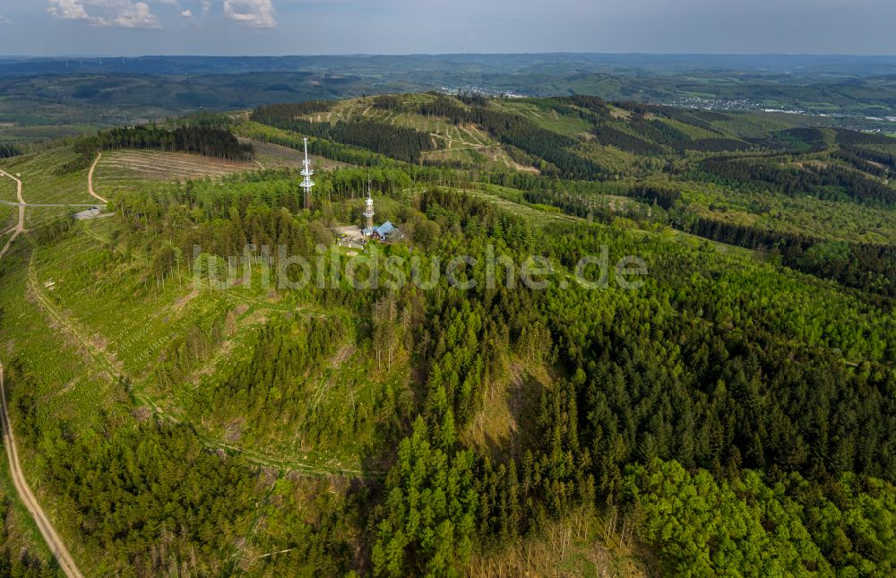 Luftaufnahme Kreuztal - Funkturm und Sendeanlage auf der Kuppe des Bergmassives Kindelsberg in Kreuztal im Bundesland Nordrhein-Westfalen