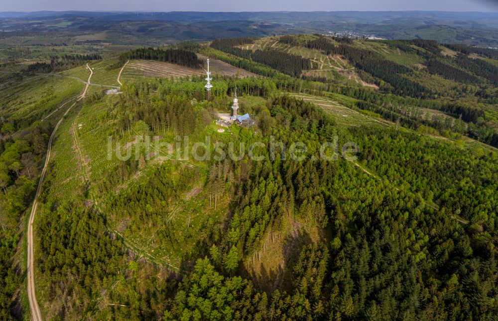 Kreuztal von oben - Funkturm und Sendeanlage auf der Kuppe des Bergmassives Kindelsberg in Kreuztal im Bundesland Nordrhein-Westfalen