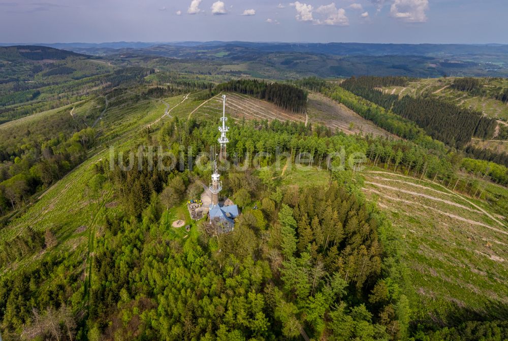 Kreuztal aus der Vogelperspektive: Funkturm und Sendeanlage auf der Kuppe des Bergmassives Kindelsberg in Kreuztal im Bundesland Nordrhein-Westfalen