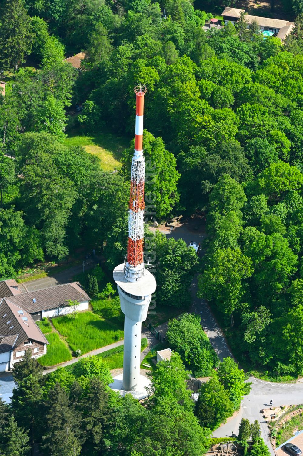 Luftbild Heidelberg - Funkturm und Sendeanlage auf der Kuppe des Bergmassives des Königstuhl in Heidelberg im Bundesland Baden-Württemberg, Deutschland