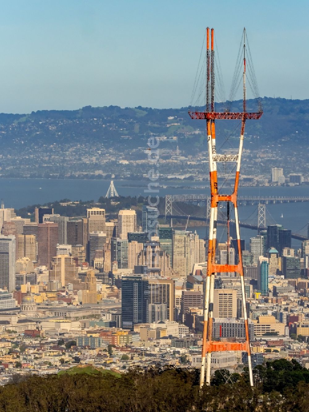 Luftbild San Francisco - Funkturm und Sendeanlage auf der Kuppe des Bergmassives Mount Sutro in San Francisco in Kalifornien, USA