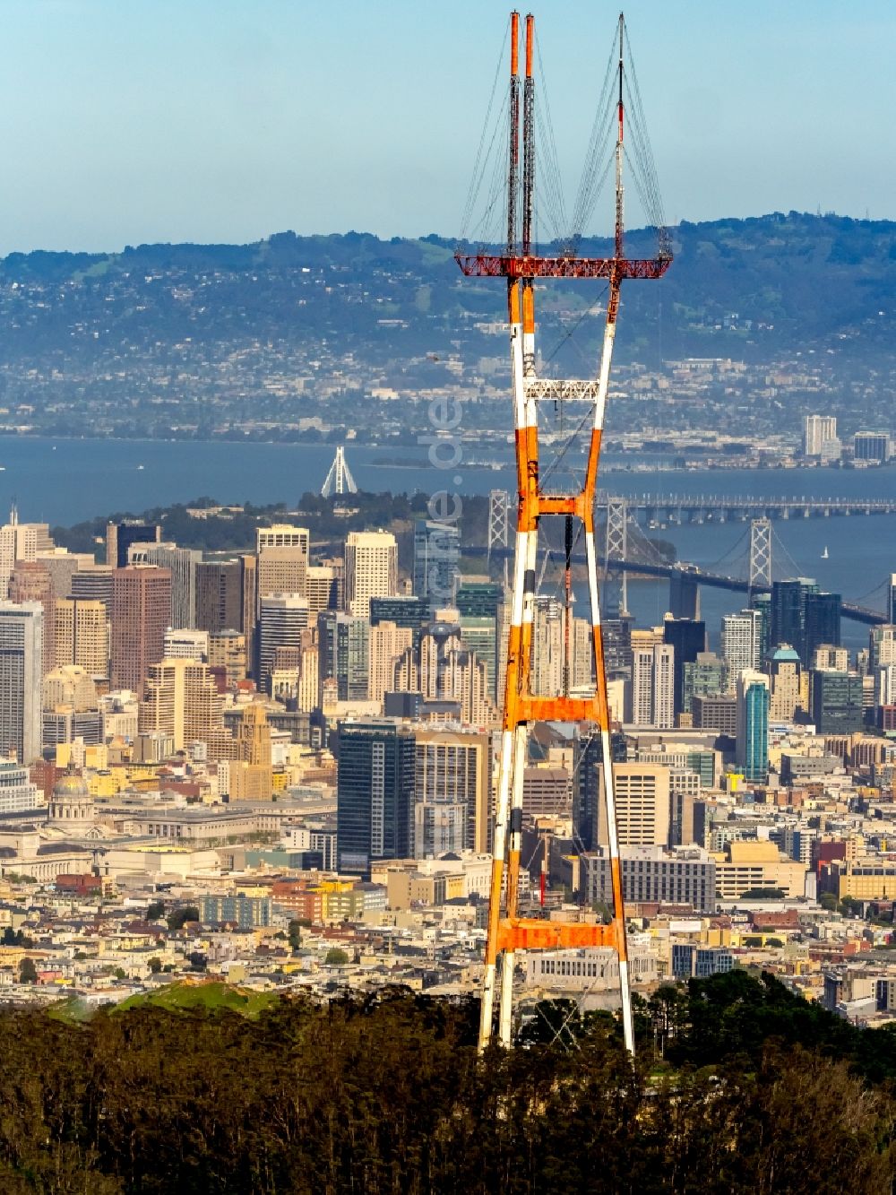 Luftaufnahme San Francisco - Funkturm und Sendeanlage auf der Kuppe des Bergmassives Mount Sutro in San Francisco in Kalifornien, USA