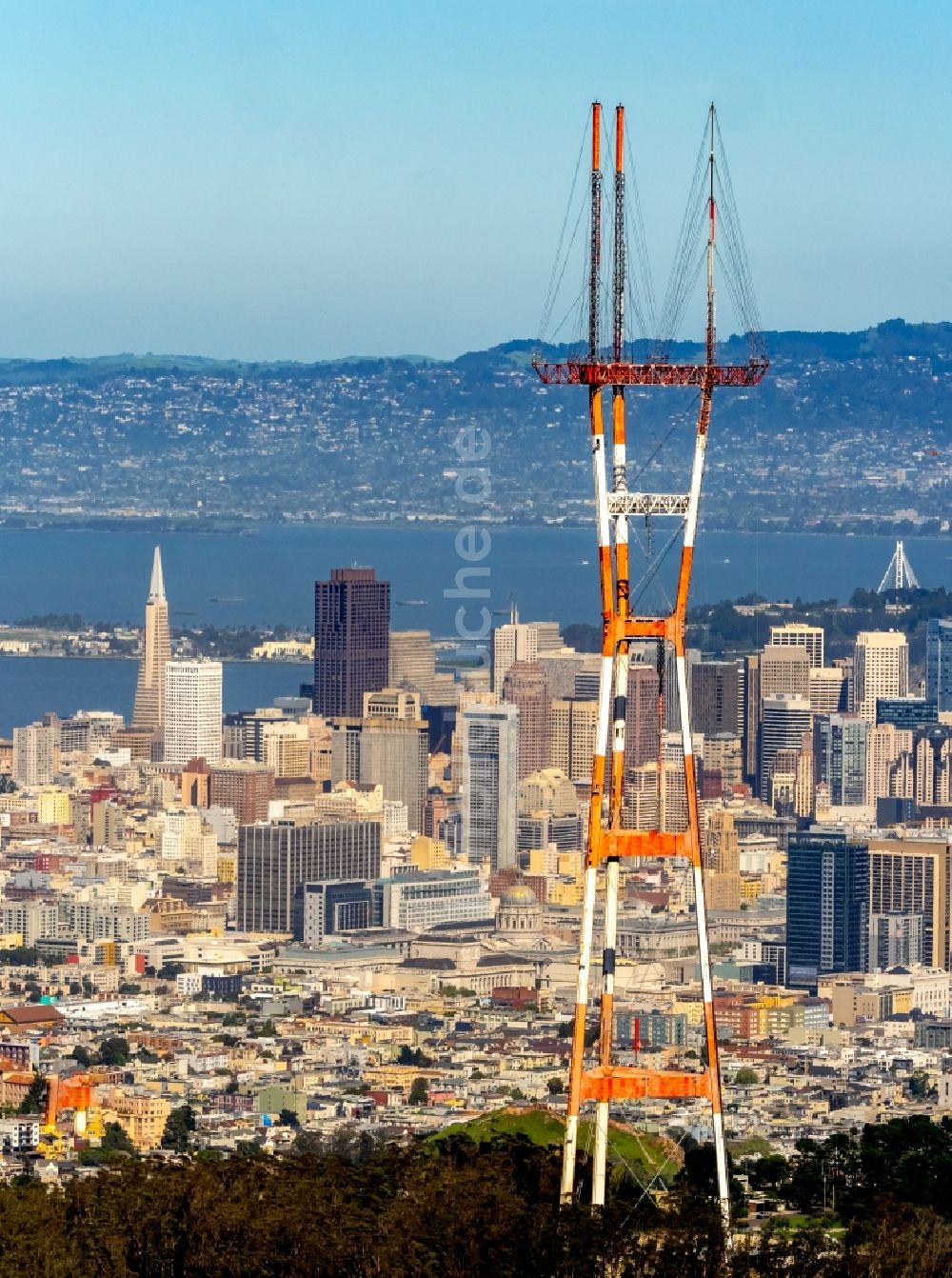 San Francisco von oben - Funkturm und Sendeanlage auf der Kuppe des Bergmassives Mount Sutro in San Francisco in Kalifornien, USA