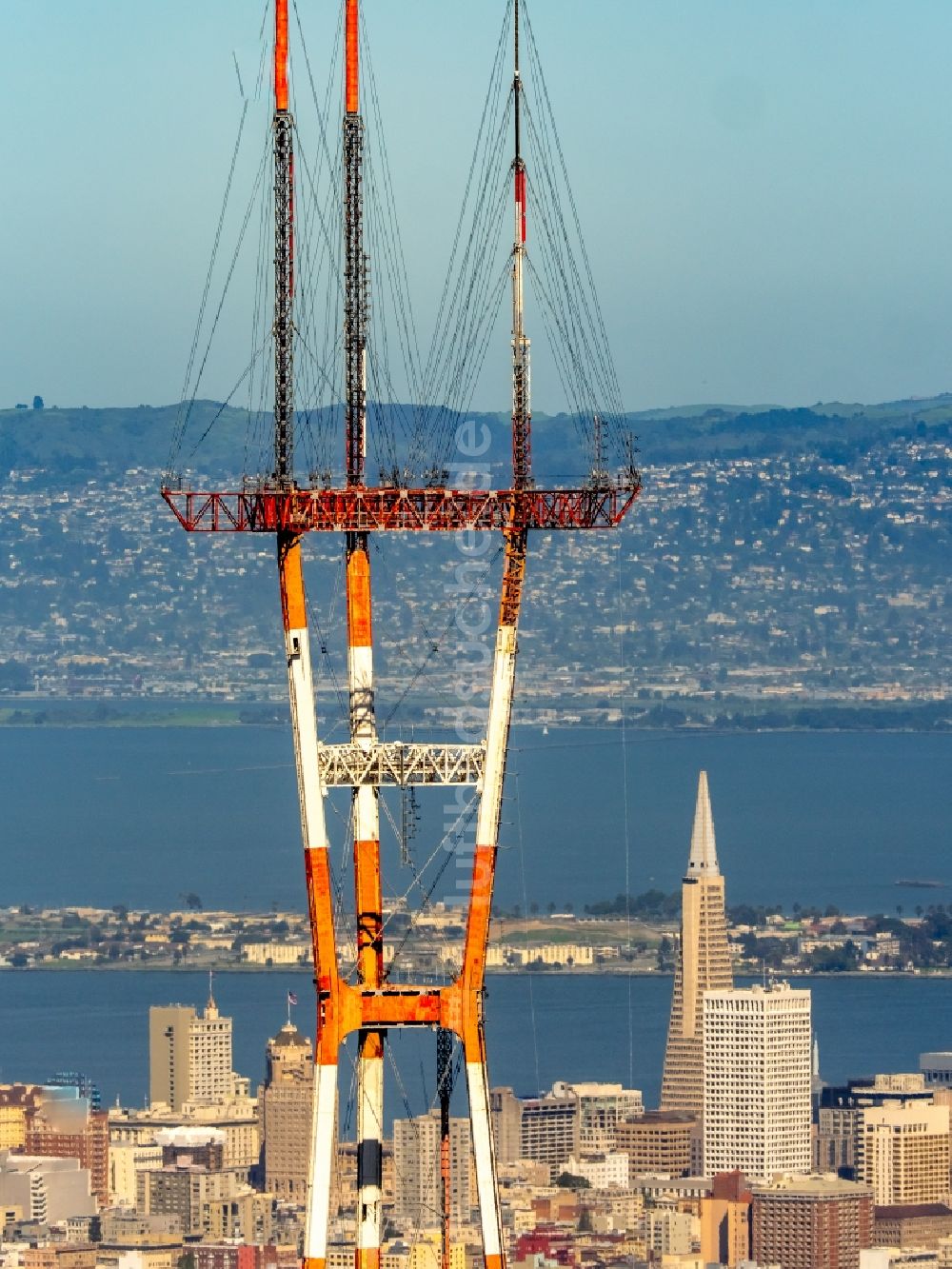 San Francisco aus der Vogelperspektive: Funkturm und Sendeanlage auf der Kuppe des Bergmassives Mount Sutro in San Francisco in Kalifornien, USA