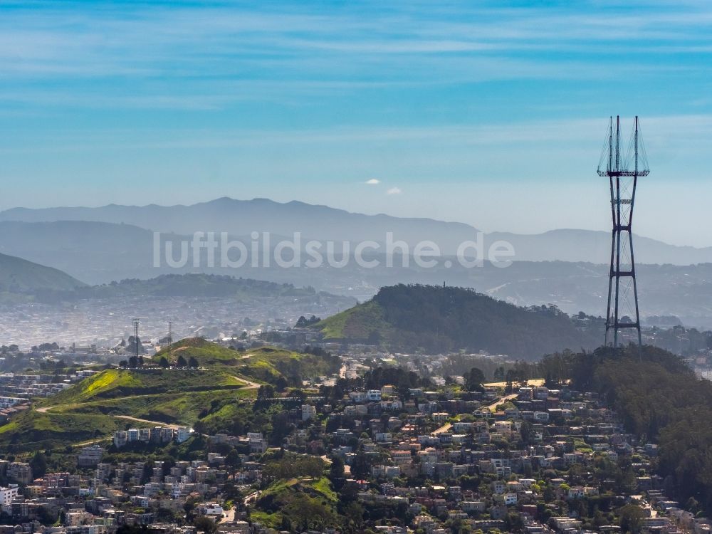 San Francisco von oben - Funkturm und Sendeanlage auf der Kuppe des Bergmassives Mount Sutro in San Francisco in Kalifornien, USA