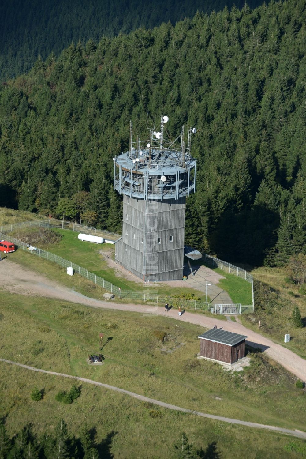 Luftaufnahme Gehlberg - Funkturm und Sendeanlage auf der Kuppe des Bergmassives Schneekopf in Gehlberg im Bundesland Thüringen