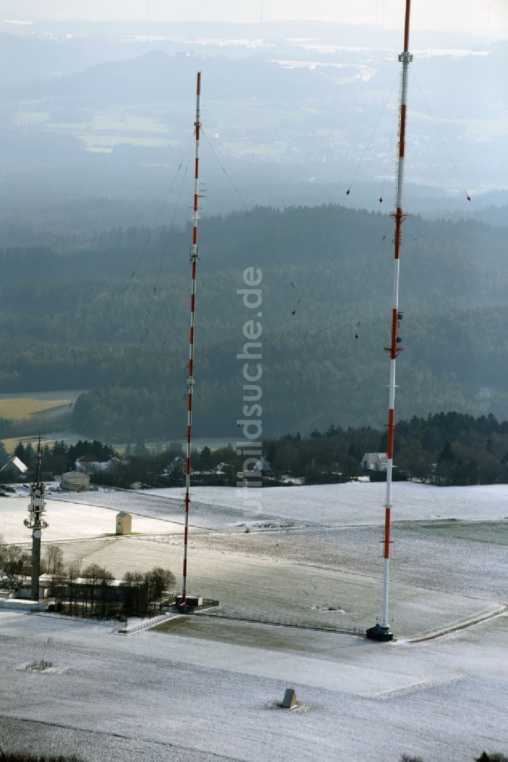 Postbauer-Heng aus der Vogelperspektive: Funkturm und Sendeanlage auf der Kuppe des Bergmassives des Sender Dillberg in Postbauer-Heng im Bundesland Bayern