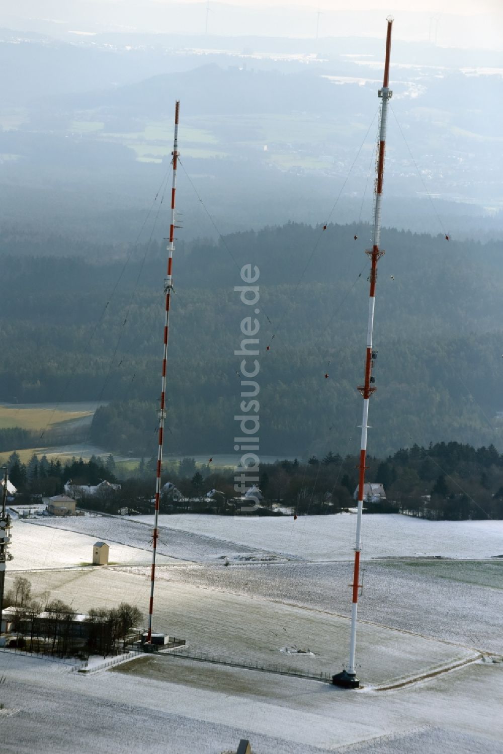 Luftbild Postbauer-Heng - Funkturm und Sendeanlage auf der Kuppe des Bergmassives des Sender Dillberg in Postbauer-Heng im Bundesland Bayern