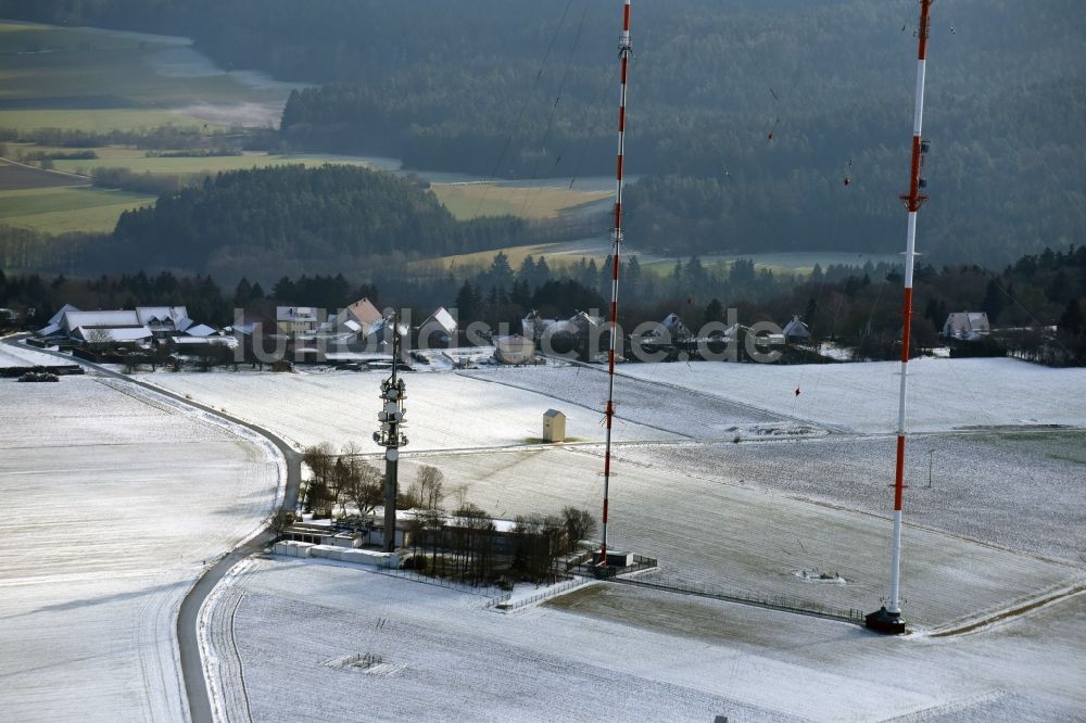 Luftaufnahme Postbauer-Heng - Funkturm und Sendeanlage auf der Kuppe des Bergmassives des Sender Dillberg in Postbauer-Heng im Bundesland Bayern