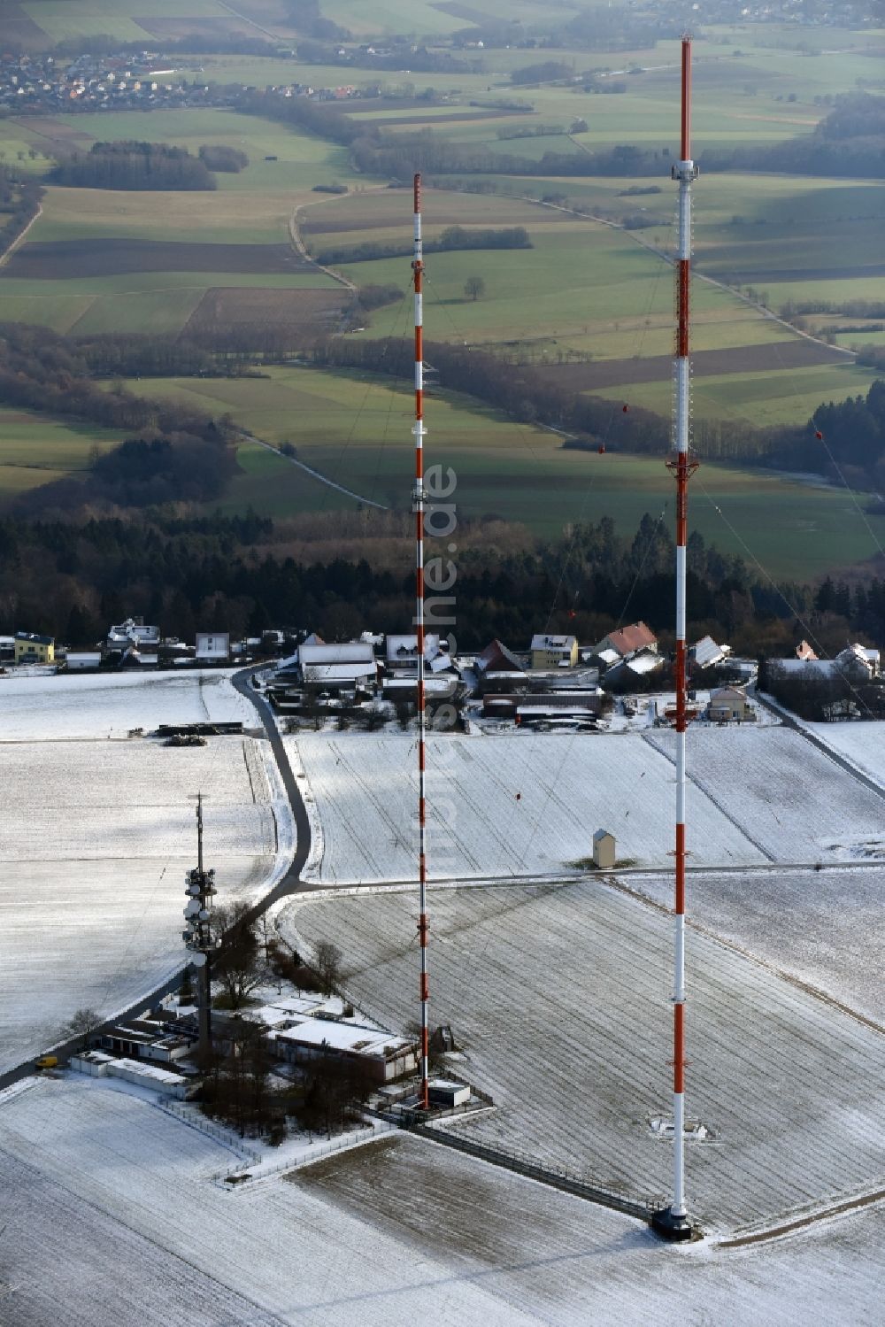 Postbauer-Heng von oben - Funkturm und Sendeanlage auf der Kuppe des Bergmassives des Sender Dillberg in Postbauer-Heng im Bundesland Bayern