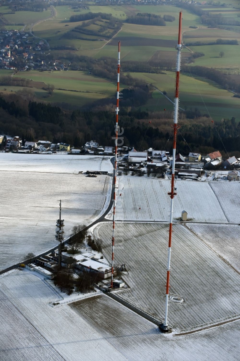 Postbauer-Heng aus der Vogelperspektive: Funkturm und Sendeanlage auf der Kuppe des Bergmassives des Sender Dillberg in Postbauer-Heng im Bundesland Bayern