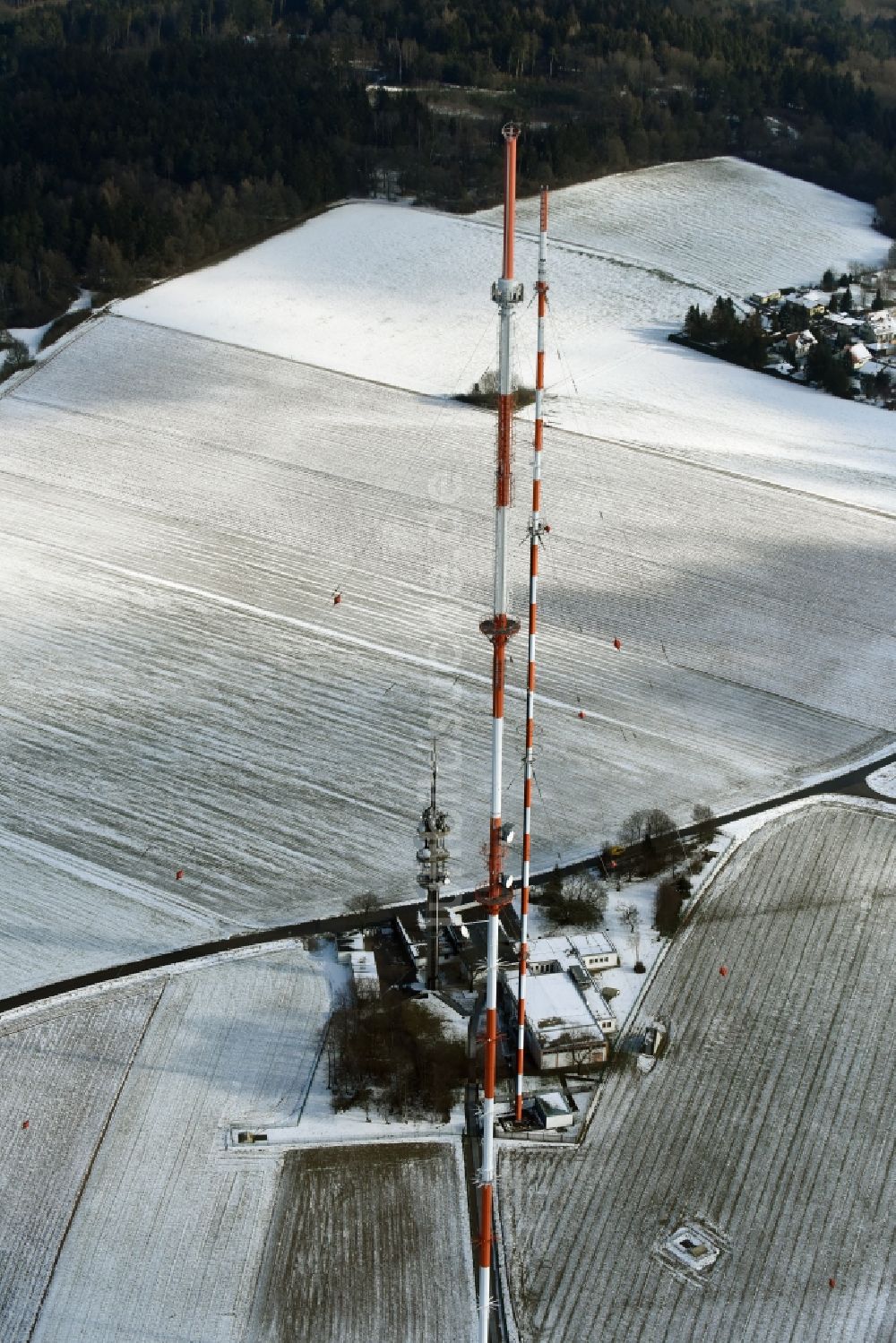 Luftaufnahme Postbauer-Heng - Funkturm und Sendeanlage auf der Kuppe des Bergmassives des Sender Dillberg in Postbauer-Heng im Bundesland Bayern