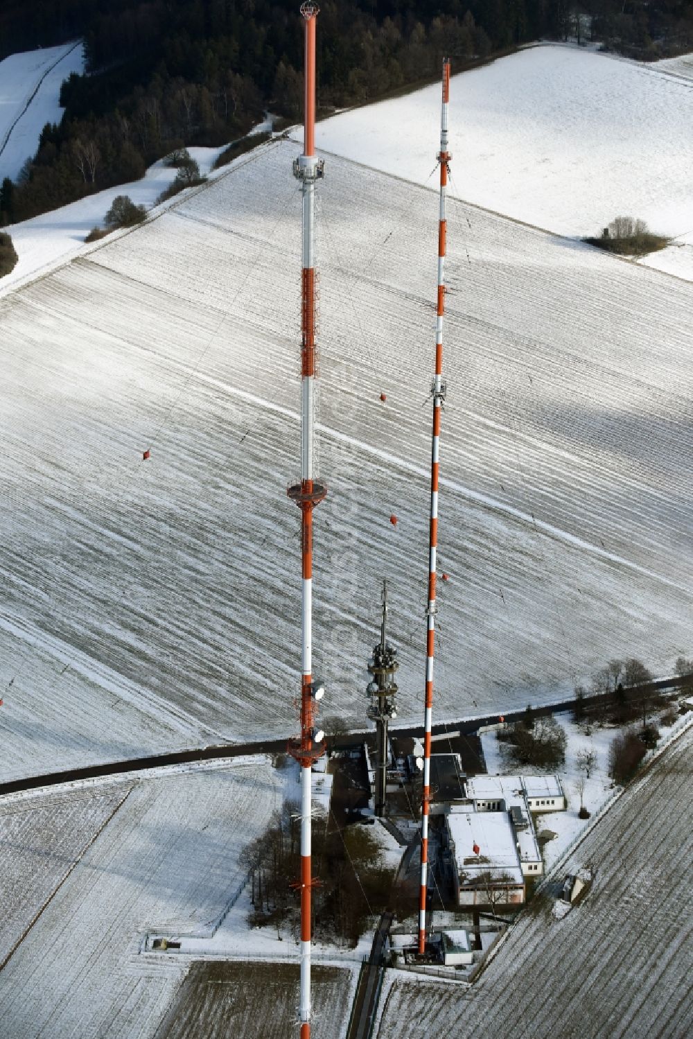 Postbauer-Heng von oben - Funkturm und Sendeanlage auf der Kuppe des Bergmassives des Sender Dillberg in Postbauer-Heng im Bundesland Bayern