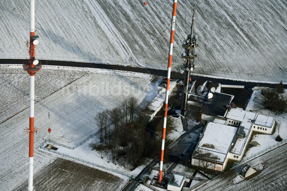 Postbauer-Heng aus der Vogelperspektive: Funkturm und Sendeanlage auf der Kuppe des Bergmassives des Sender Dillberg in Postbauer-Heng im Bundesland Bayern