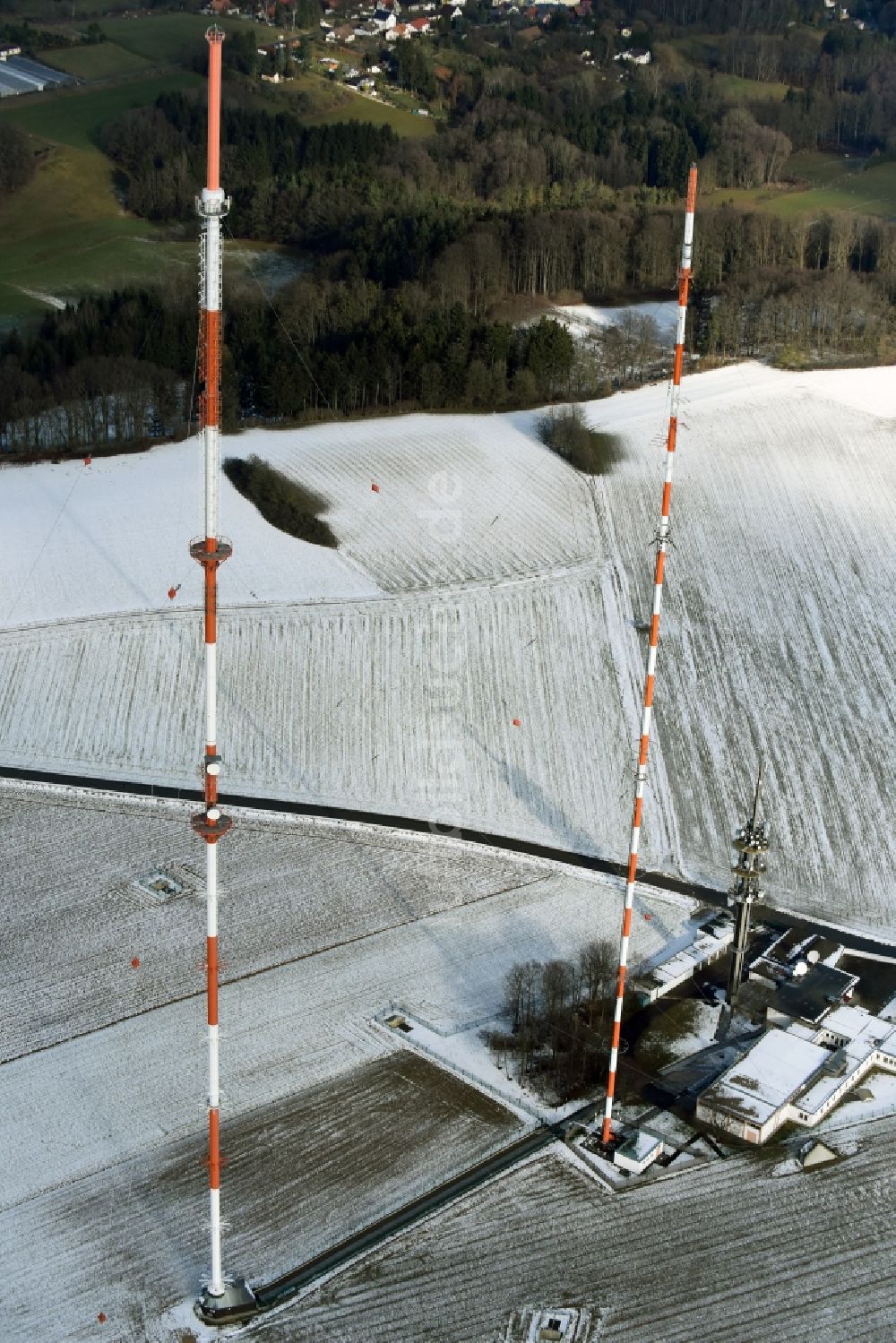 Luftbild Postbauer-Heng - Funkturm und Sendeanlage auf der Kuppe des Bergmassives des Sender Dillberg in Postbauer-Heng im Bundesland Bayern