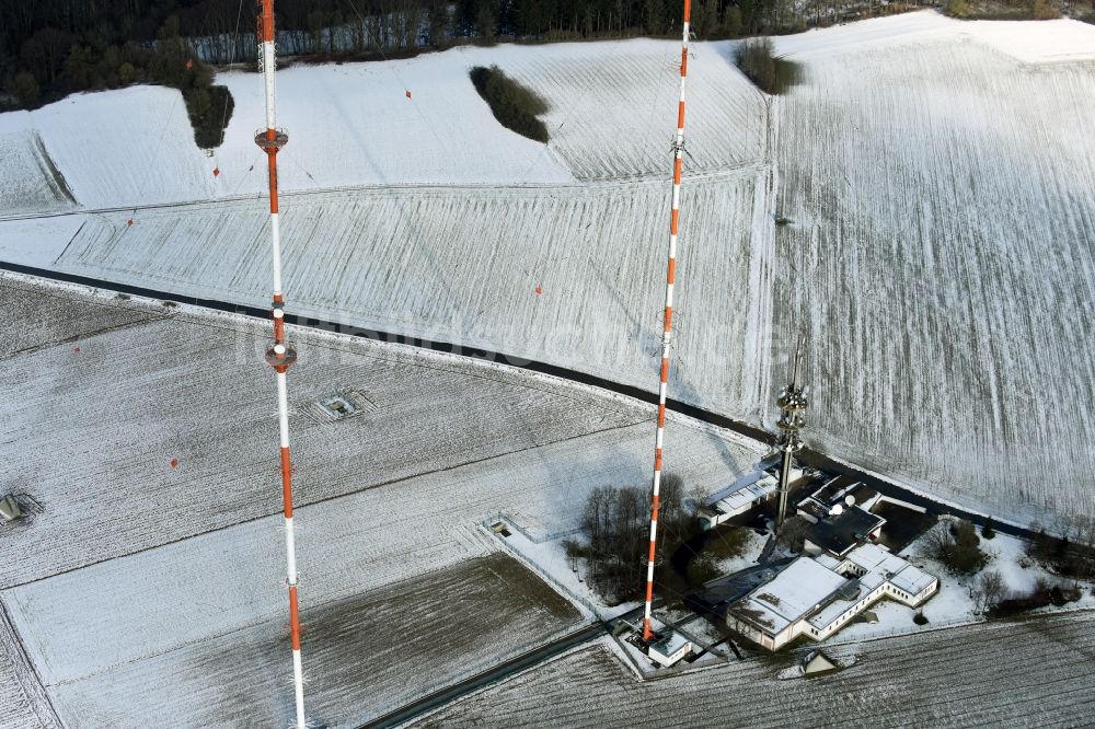 Luftaufnahme Postbauer-Heng - Funkturm und Sendeanlage auf der Kuppe des Bergmassives des Sender Dillberg in Postbauer-Heng im Bundesland Bayern