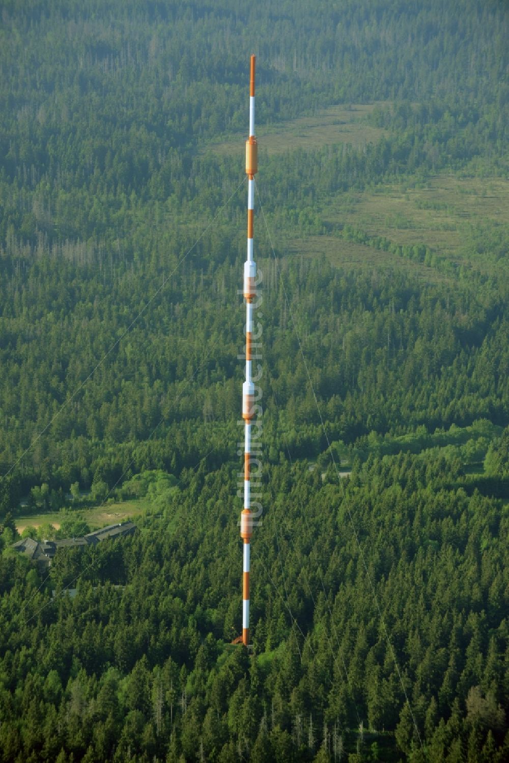 Luftaufnahme Altenau - Funkturm und Sendeanlage auf der Kuppe des Bergmassives Torfhaus in Altenau im Bundesland Niedersachsen