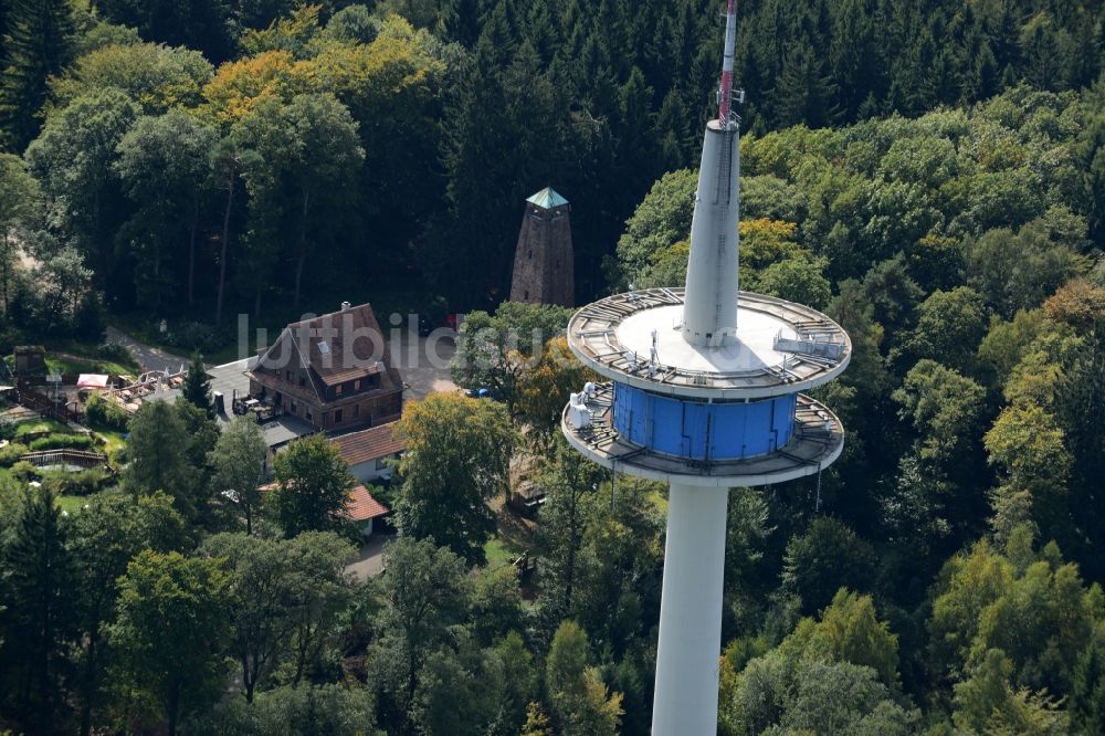 Dossenheim von oben - Funkturm und Sendeanlage auf der Kuppe des Bergmassives Weißer Stein in Dossenheim im Bundesland Baden-Württemberg