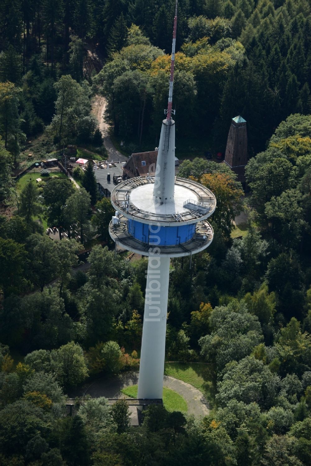 Luftaufnahme Dossenheim - Funkturm und Sendeanlage auf der Kuppe des Bergmassives Weißer Stein in Dossenheim im Bundesland Baden-Württemberg