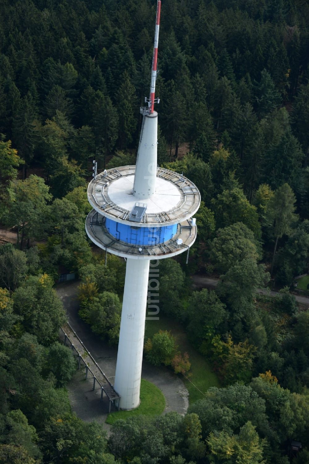 Dossenheim von oben - Funkturm und Sendeanlage auf der Kuppe des Bergmassives Weißer Stein in Dossenheim im Bundesland Baden-Württemberg