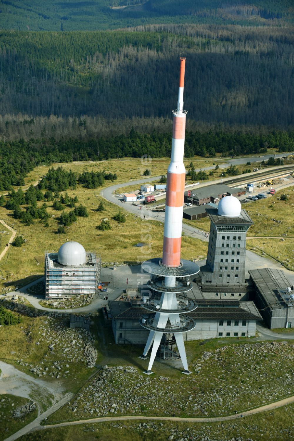 Schierke von oben - Funkturm und Sendeanlage auf der Kuppe des Brocken im Harz in Schierke im Bundesland Sachsen-Anhalt, Deutschland