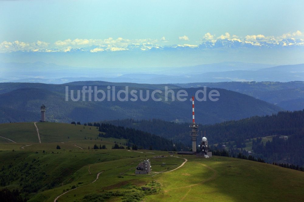 Feldberg (Schwarzwald) aus der Vogelperspektive: Funkturm und Sendeanlagen auf der Kuppe des Bergmassives Feldberg im Schwarzwald im Bundesland Baden-Württemberg