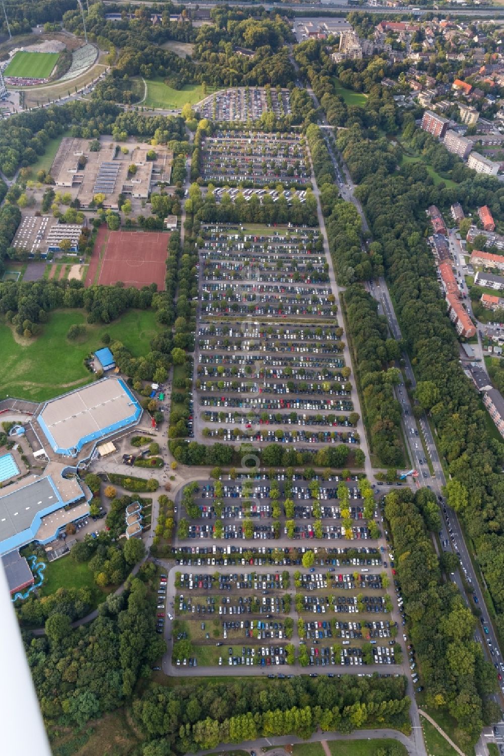 Gelsenkirchen von oben - Fußball -Fans beim Bundesligaspiel Schalke gegen Bayern auf dem Gelände des Stadion der Veltins- Arena / Schalkestadion in Gelsenkirchen im Bundesland Nordrhein-Westfalen