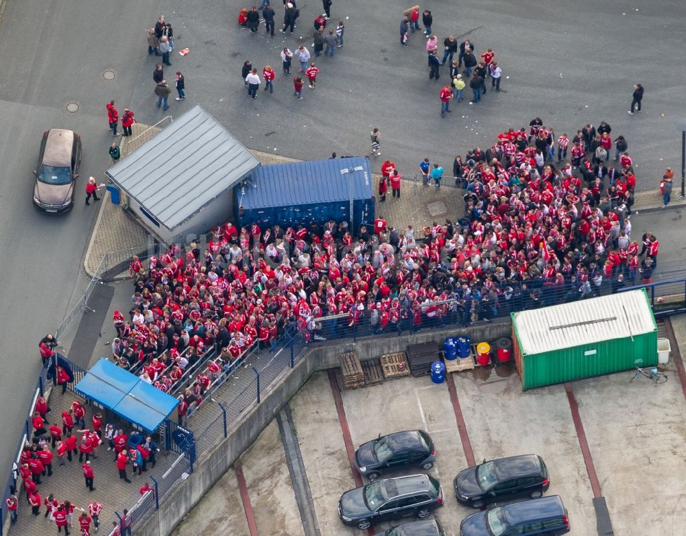 Gelsenkirchen aus der Vogelperspektive: Fußball -Fans beim Bundesligaspiel Schalke gegen Bayern auf dem Gelände des Stadion der Veltins- Arena / Schalkestadion in Gelsenkirchen im Bundesland Nordrhein-Westfalen