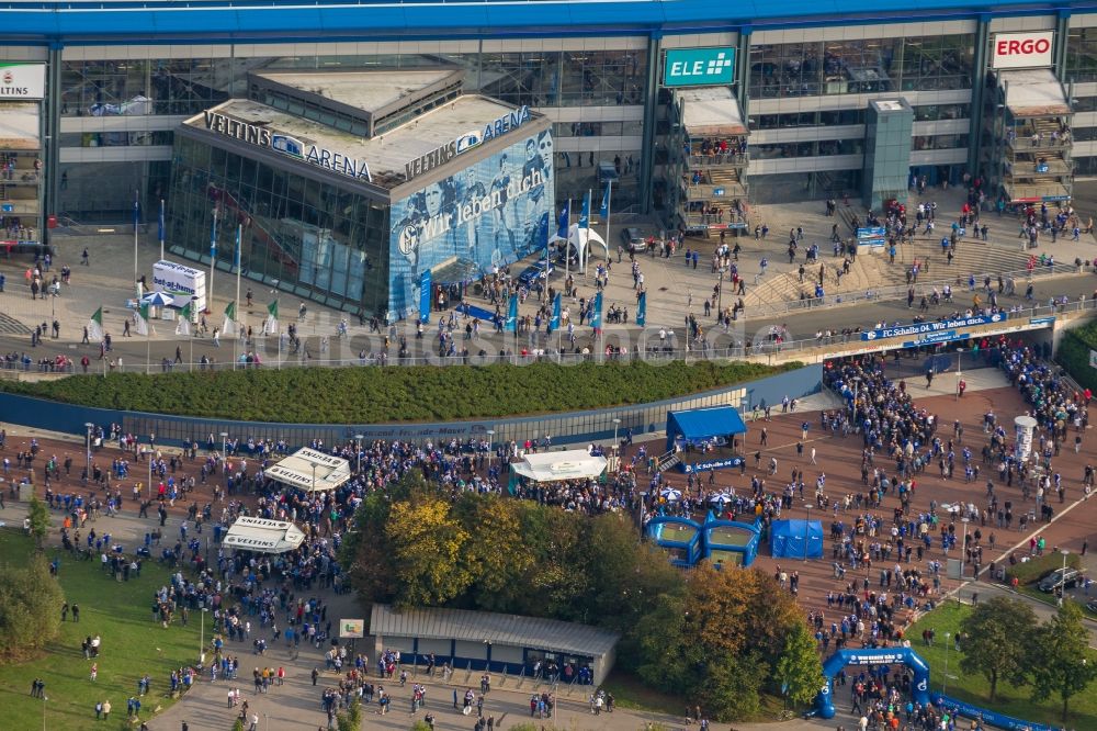 Luftaufnahme Gelsenkirchen - Fußball -Fans beim Bundesligaspiel Schalke gegen Bayern auf dem Gelände des Stadion der Veltins- Arena / Schalkestadion in Gelsenkirchen im Bundesland Nordrhein-Westfalen