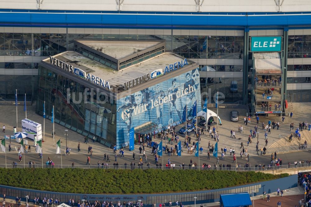 Gelsenkirchen von oben - Fußball -Fans beim Bundesligaspiel Schalke gegen Bayern auf dem Gelände des Stadion der Veltins- Arena / Schalkestadion in Gelsenkirchen im Bundesland Nordrhein-Westfalen