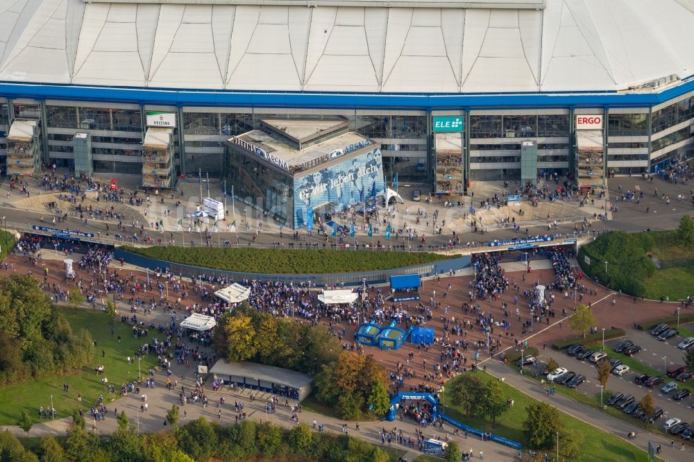 Gelsenkirchen aus der Vogelperspektive: Fußball -Fans beim Bundesligaspiel Schalke gegen Bayern auf dem Gelände des Stadion der Veltins- Arena / Schalkestadion in Gelsenkirchen im Bundesland Nordrhein-Westfalen