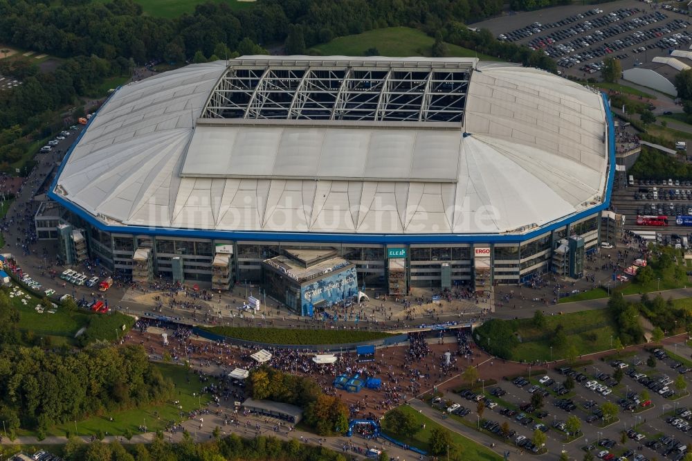 Luftbild Gelsenkirchen - Fußball -Fans beim Bundesligaspiel Schalke gegen Bayern auf dem Gelände des Stadion der Veltins- Arena / Schalkestadion in Gelsenkirchen im Bundesland Nordrhein-Westfalen