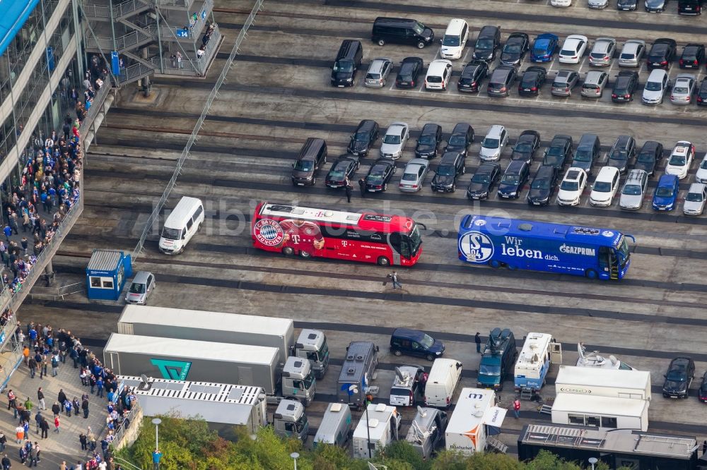 Luftaufnahme Gelsenkirchen - Fußball -Fans beim Bundesligaspiel Schalke gegen Bayern auf dem Gelände des Stadion der Veltins- Arena / Schalkestadion in Gelsenkirchen im Bundesland Nordrhein-Westfalen