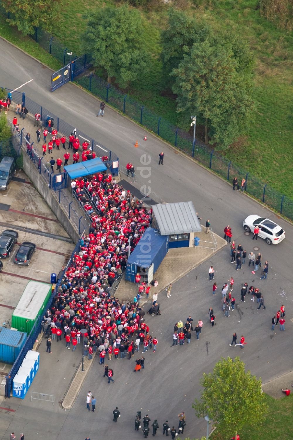 Gelsenkirchen von oben - Fußball -Fans beim Bundesligaspiel Schalke gegen Bayern auf dem Gelände des Stadion der Veltins- Arena / Schalkestadion in Gelsenkirchen im Bundesland Nordrhein-Westfalen