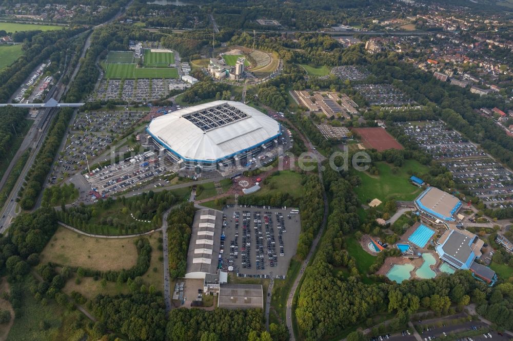 Gelsenkirchen aus der Vogelperspektive: Fußball -Fans beim Bundesligaspiel Schalke gegen Bayern auf dem Gelände des Stadion der Veltins- Arena / Schalkestadion in Gelsenkirchen im Bundesland Nordrhein-Westfalen