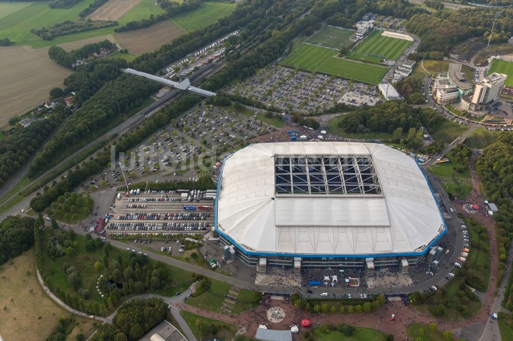 Luftaufnahme Gelsenkirchen - Fußball -Fans beim Bundesligaspiel Schalke gegen Bayern auf dem Gelände des Stadion der Veltins- Arena / Schalkestadion in Gelsenkirchen im Bundesland Nordrhein-Westfalen