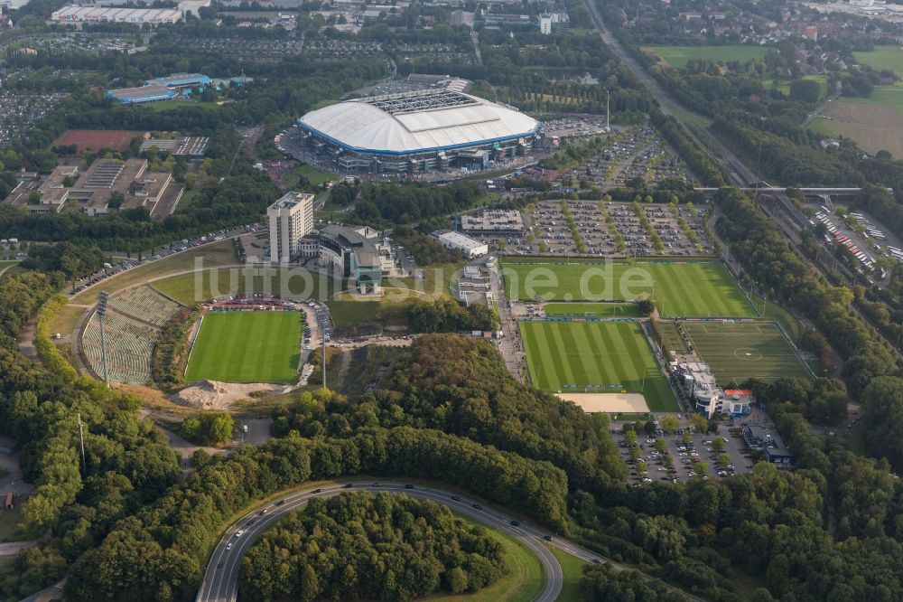 Luftbild Gelsenkirchen - Fußball -Fans beim Bundesligaspiel Schalke gegen Bayern auf dem Gelände des Stadion der Veltins- Arena / Schalkestadion in Gelsenkirchen im Bundesland Nordrhein-Westfalen