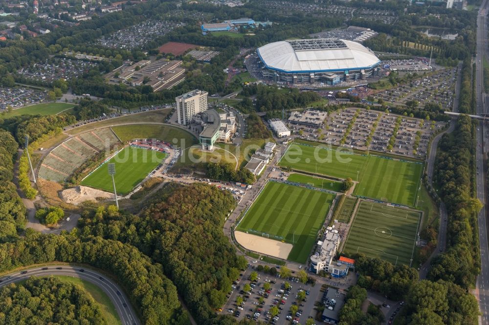 Luftaufnahme Gelsenkirchen - Fußball -Fans beim Bundesligaspiel Schalke gegen Bayern auf dem Gelände des Stadion der Veltins- Arena / Schalkestadion in Gelsenkirchen im Bundesland Nordrhein-Westfalen