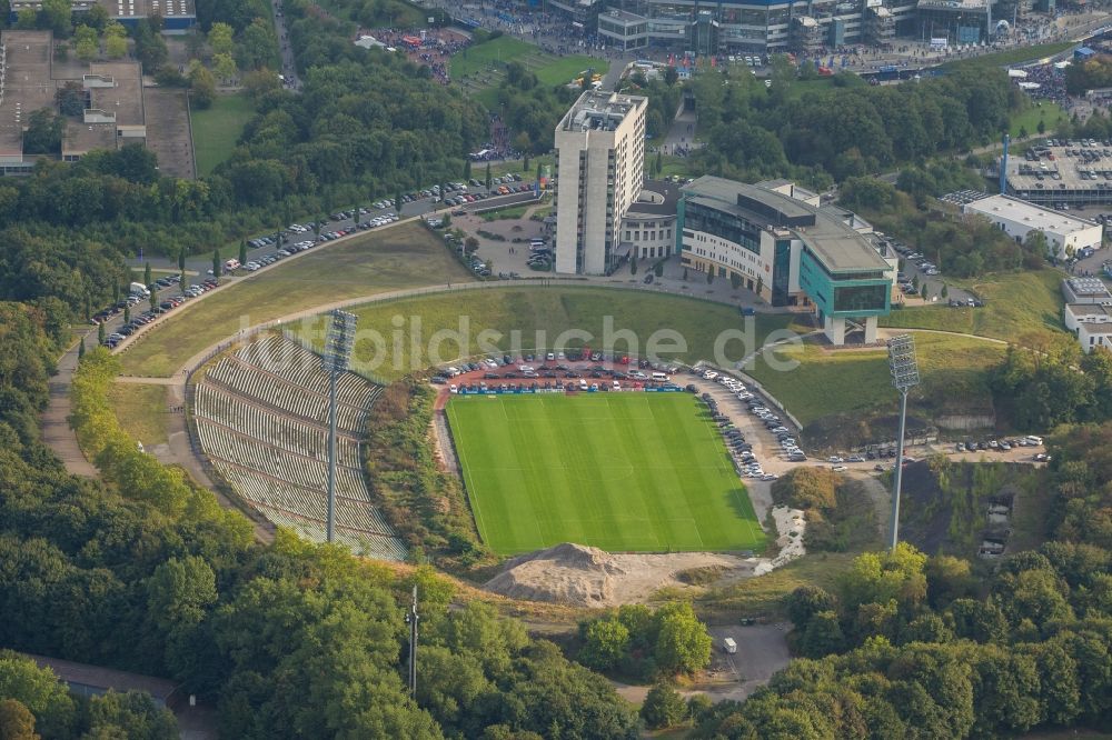 Gelsenkirchen von oben - Fußball -Fans beim Bundesligaspiel Schalke gegen Bayern auf dem Gelände des Stadion der Veltins- Arena / Schalkestadion in Gelsenkirchen im Bundesland Nordrhein-Westfalen